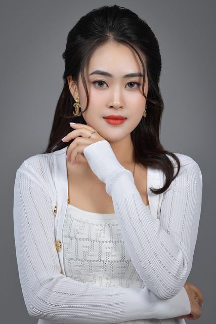 gc176d4071f96050ddc3f194dc816b24220567d845075bddfd9a05269673526200f210ae016e28a7ac32353b1111f444d 640 7536574 fashion, young girl, vietnamese girl, asian girl, beautiful girl, white dress, gift, beauty